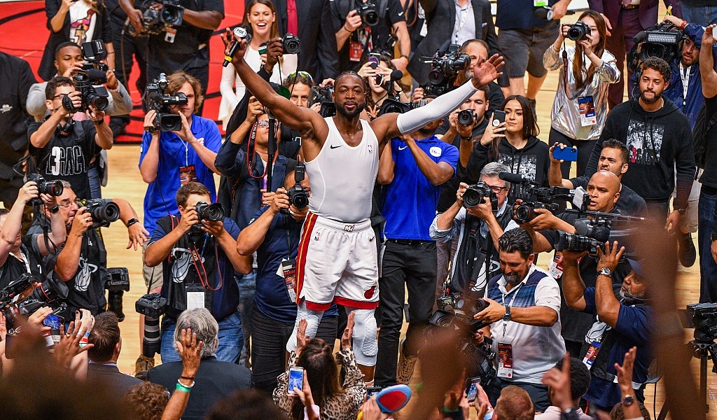 Lời từ biệt 30 điểm của Dwyane Wade, cái kết kiêu hãnh cho thần tượng thời thanh xuân của các baller