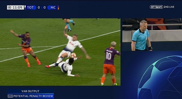 Trọng tài và chuyên gia nói gì về tình huống Man City hưởng 11m nhờ công nghệ VAR trước Tottenham?