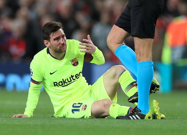 Chris Smalling ra đòn khiến Lionel Messi mặt đầy máu rời sân