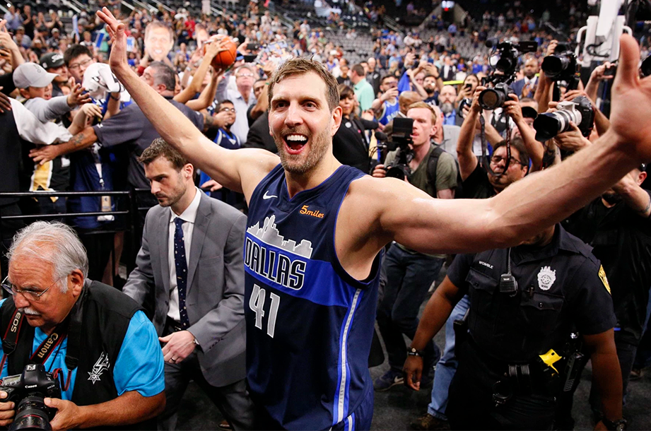 Hãy nhìn vào món quà cuối cùng ông Popovich tặng cho Dirk Nowitzki: Đẳng cấp của "bố Pop" là phải khác
