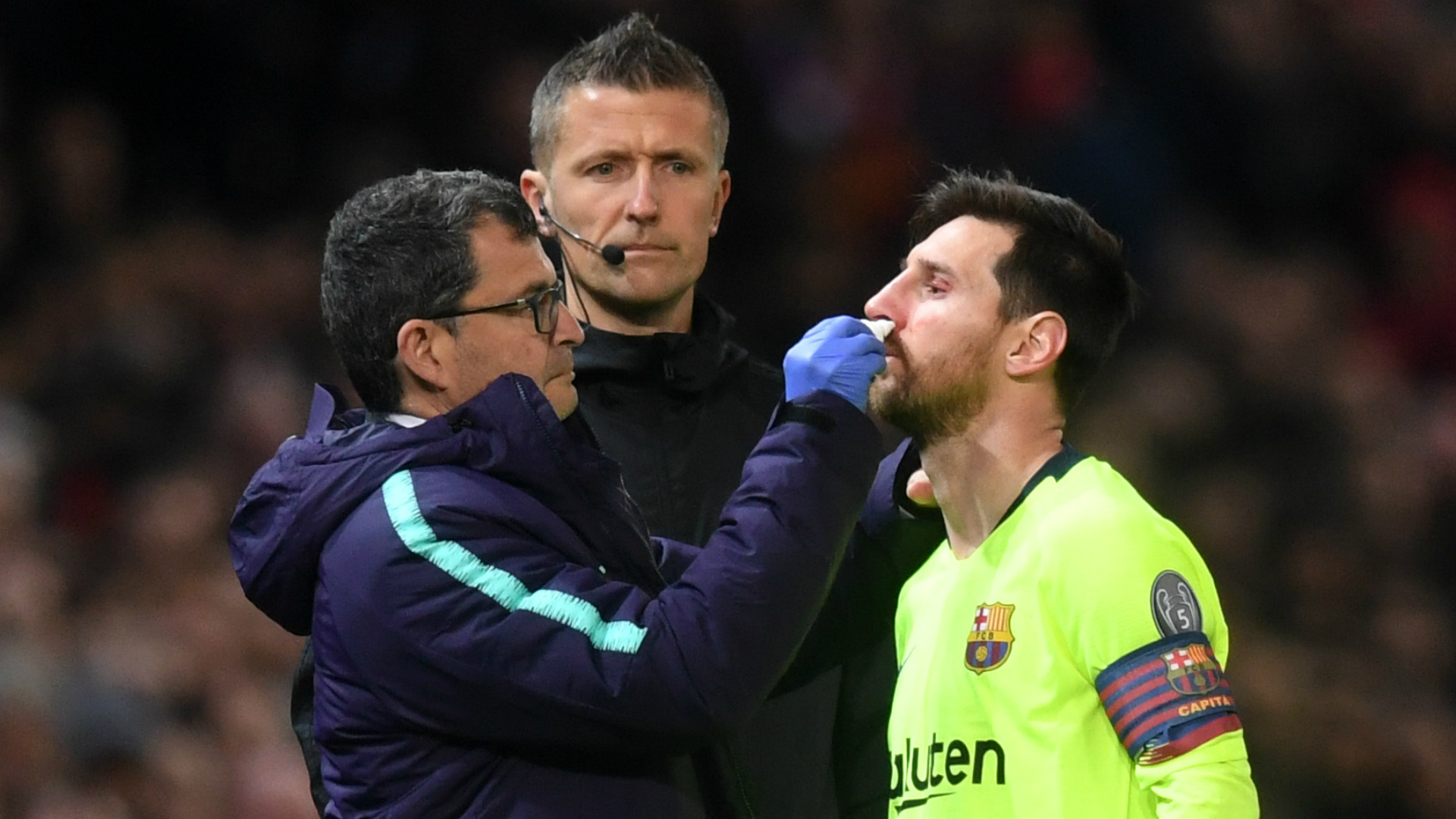 Tiết lộ sốc: Messi không thể thở bình thường sau pha va chạm kinh hoàng với Smalling
