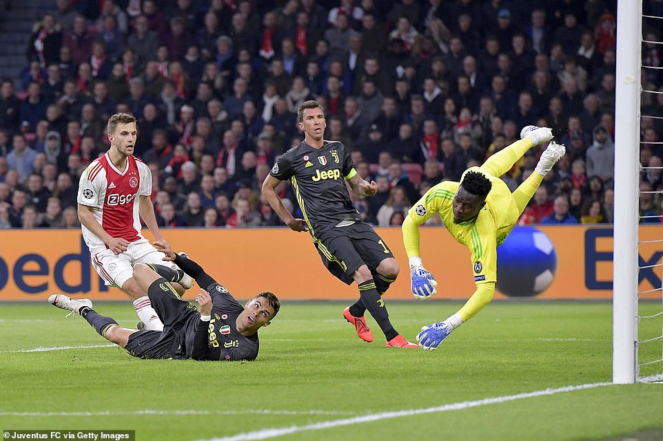 Ronaldo xác lập cột mốc mới với bàn mở tỷ số vào lưới Ajax