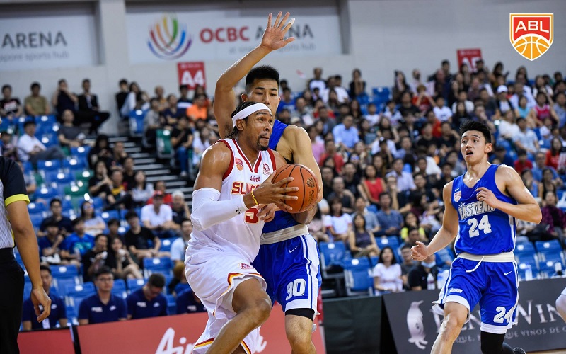 Gã khổng lồ John Fields rực sáng, Singapore Slingers nhấn chìm Hong Kong Eastern
