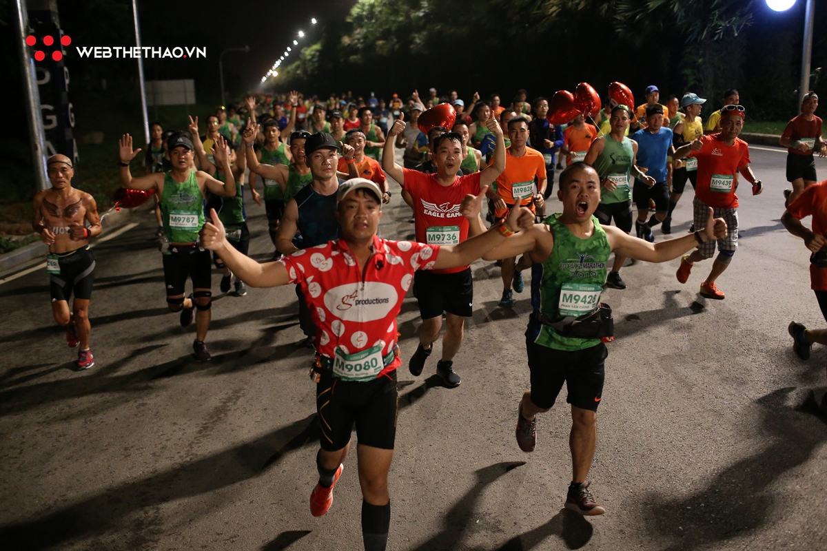 Chùm ảnh: Hàng ngàn runner sải chân "khai tiệc" Ecopark Marathon 2019