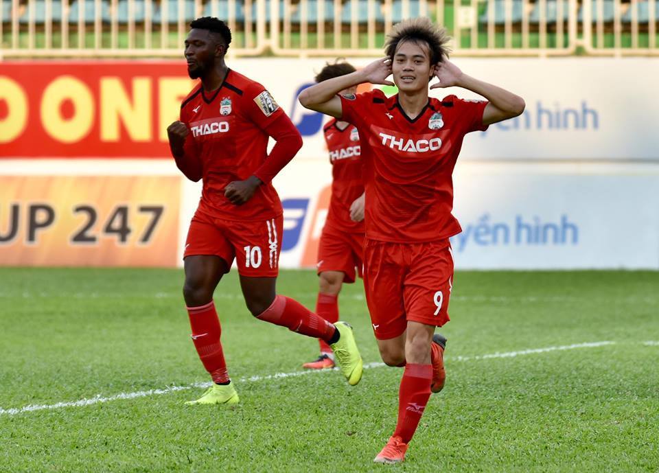 Văn Toàn trong lần hiếm hoi ở V-League năm nay