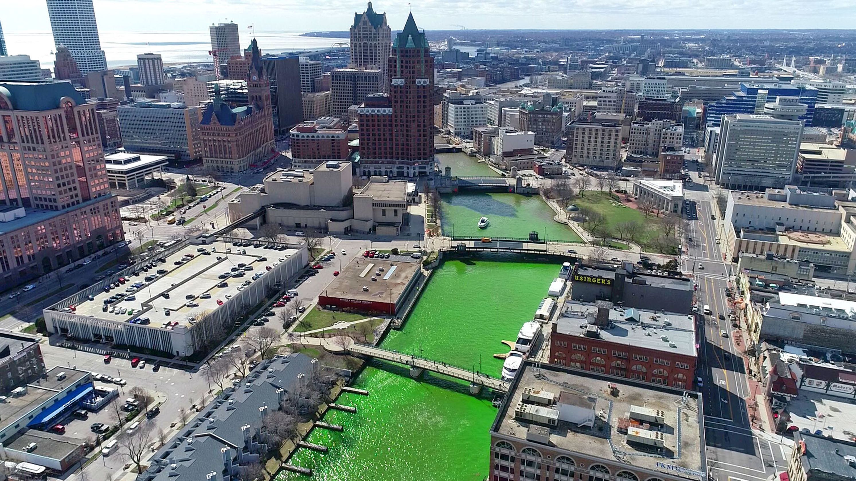 Thành phố Milwaukee chơi lớn nhuộm màu cả con sông ăn mừng thành tích của Bucks