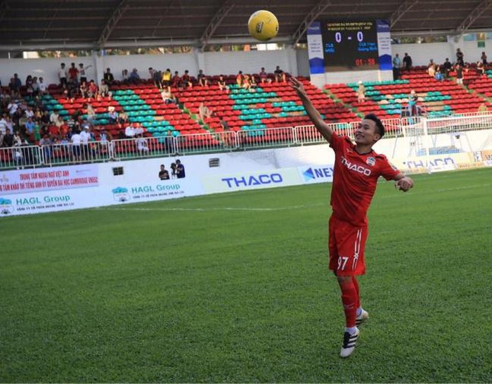 Tin bóng đá Việt Nam sáng 14/4: Gà son của thầy Park nhập viện cấp cứu...