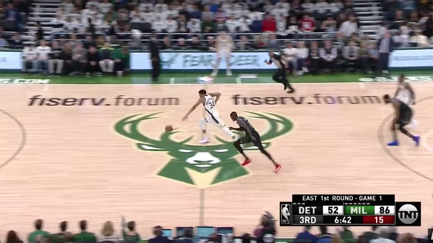 Dằn bóng 1 lần sải bước gần hết sân bóng, Giannis Antetokounmpo là siêu nhân hay gì? Dằn bóng 1 lần sải bước gần hết sân bóng, Giannis Antetokounmpo là siêu nhân hay gì?