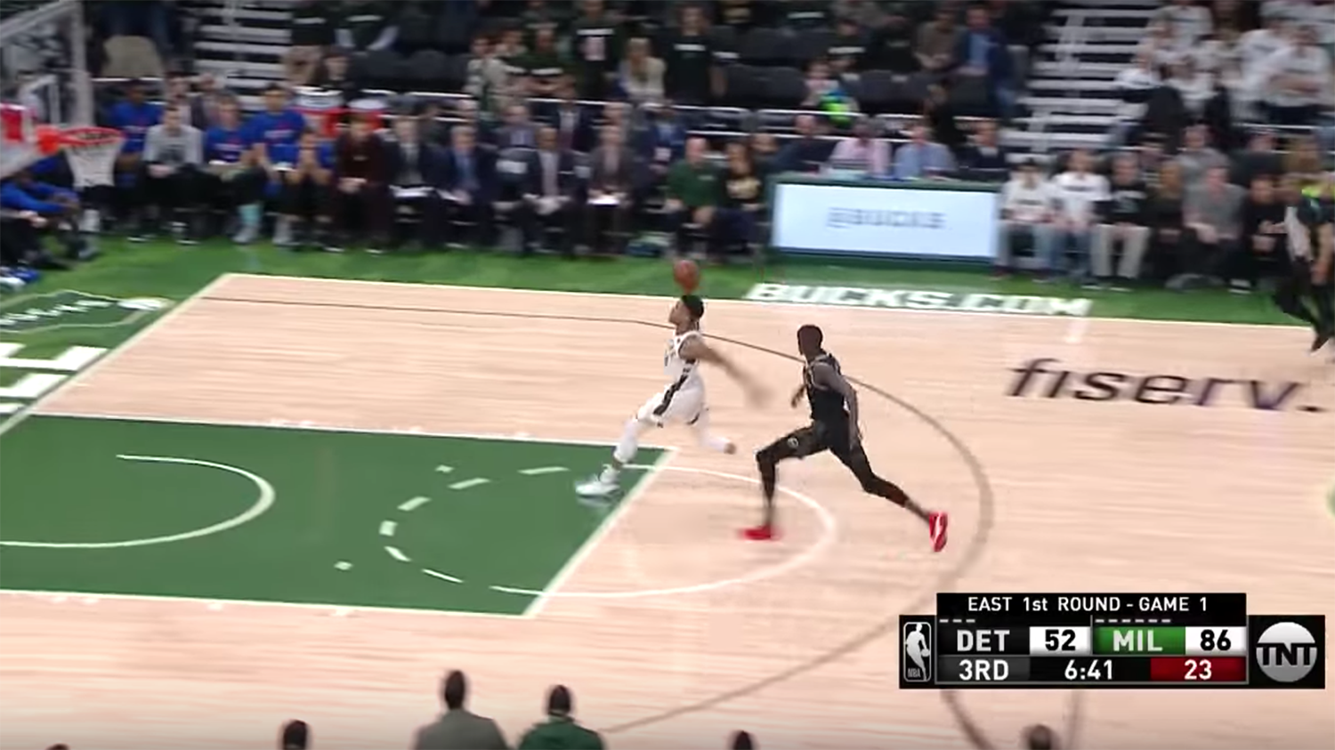 Dằn bóng 1 lần sải bước gần hết sân bóng, Giannis Antetokounmpo là siêu nhân hay gì? Dằn bóng 1 lần sải bước gần hết sân bóng, Giannis Antetokounmpo là siêu nhân hay gì?