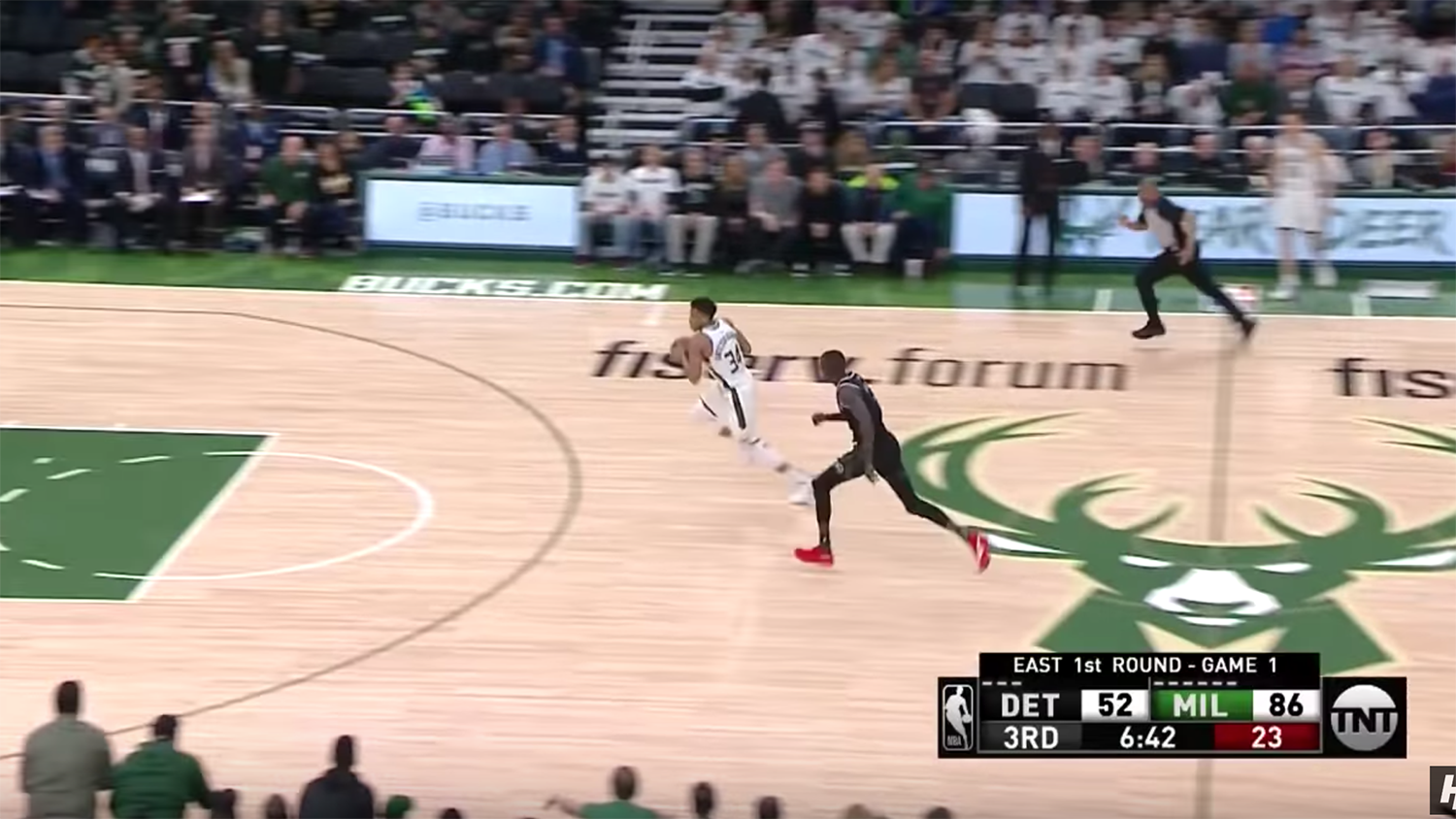 Dằn bóng 1 lần sải bước gần hết sân bóng, Giannis Antetokounmpo là siêu nhân hay gì? Dằn bóng 1 lần sải bước gần hết sân bóng, Giannis Antetokounmpo là siêu nhân hay gì?