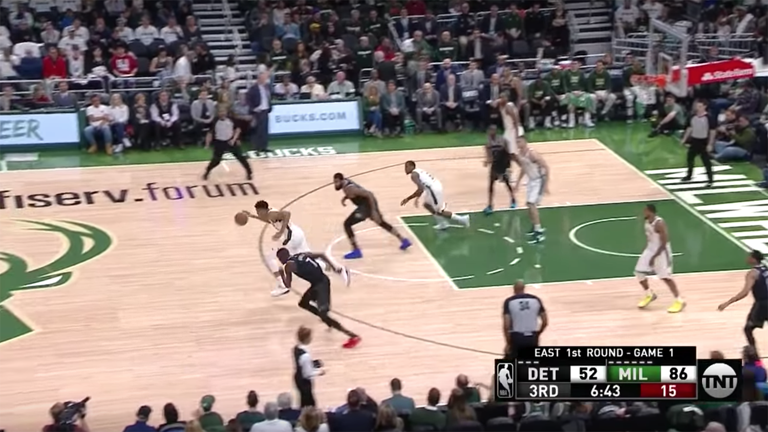 Dằn bóng 1 lần sải bước gần hết sân bóng, Giannis Antetokounmpo là siêu nhân hay gì? Dằn bóng 1 lần sải bước gần hết sân bóng, Giannis Antetokounmpo là siêu nhân hay gì?