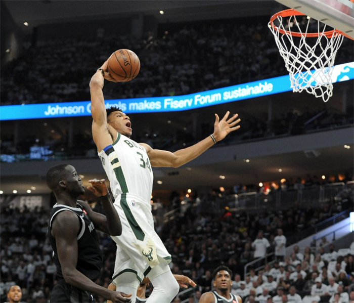 Giannis Antetokounmpo nổi điên, Milwaukee Bucks oanh tạc đối thủ không thương tiếc Giannis Antetokounmpo nổi điên, Milwaukee Bucks oanh tạc đối thủ không thương tiếc