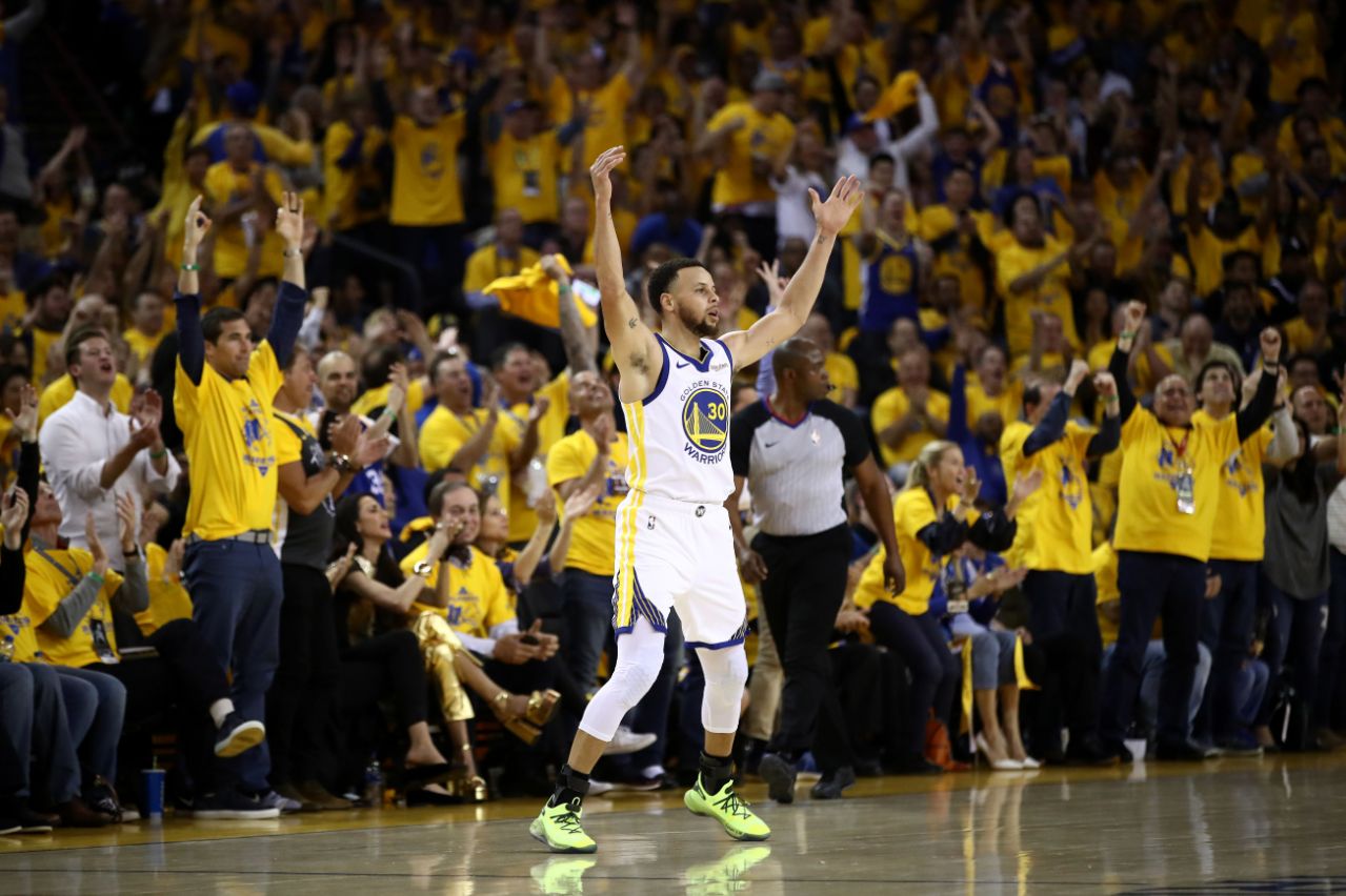 Curry mang 2 chiếc giày khác nhau ở Game 1, fan Warriors nhận ra có gì đó không ổn