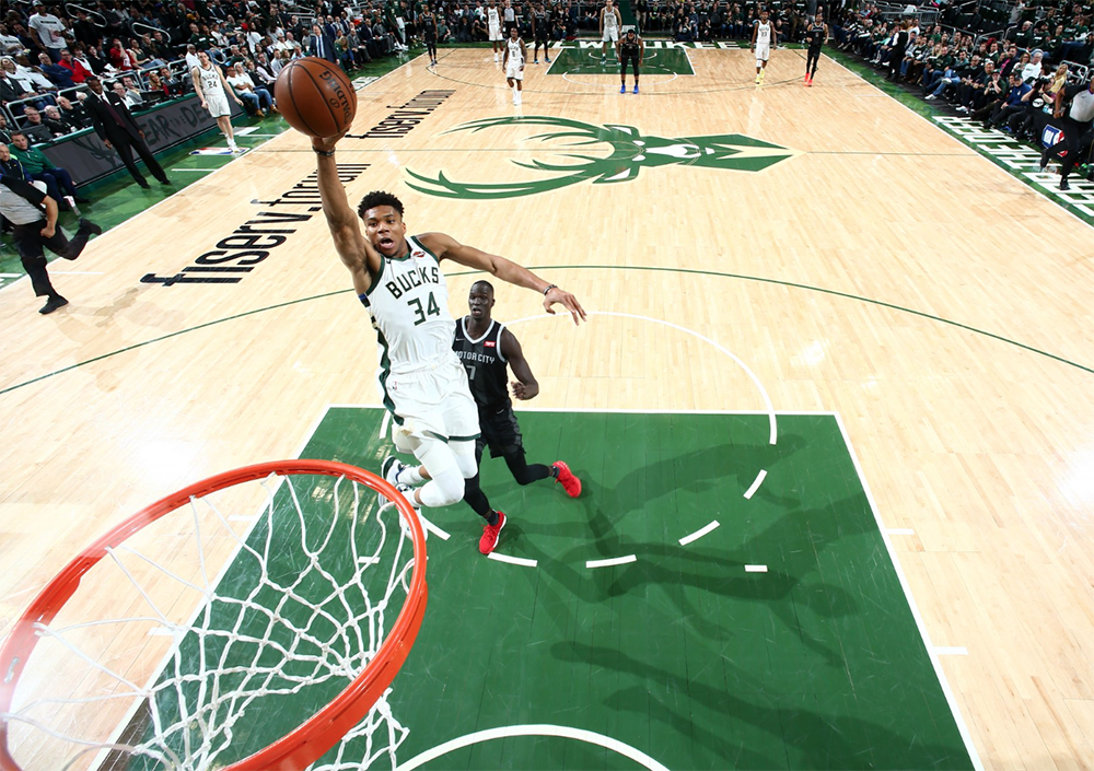 Dằn bóng 1 lần sải bước gần hết sân bóng, Giannis Antetokounmpo là "siêu nhân" hay gì?