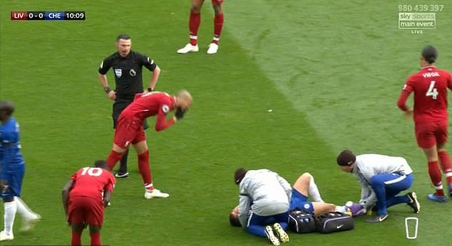 Fabinho dính nghi án hỉ mũi vào Hazard ở trận Liverpool thắng Chelsea