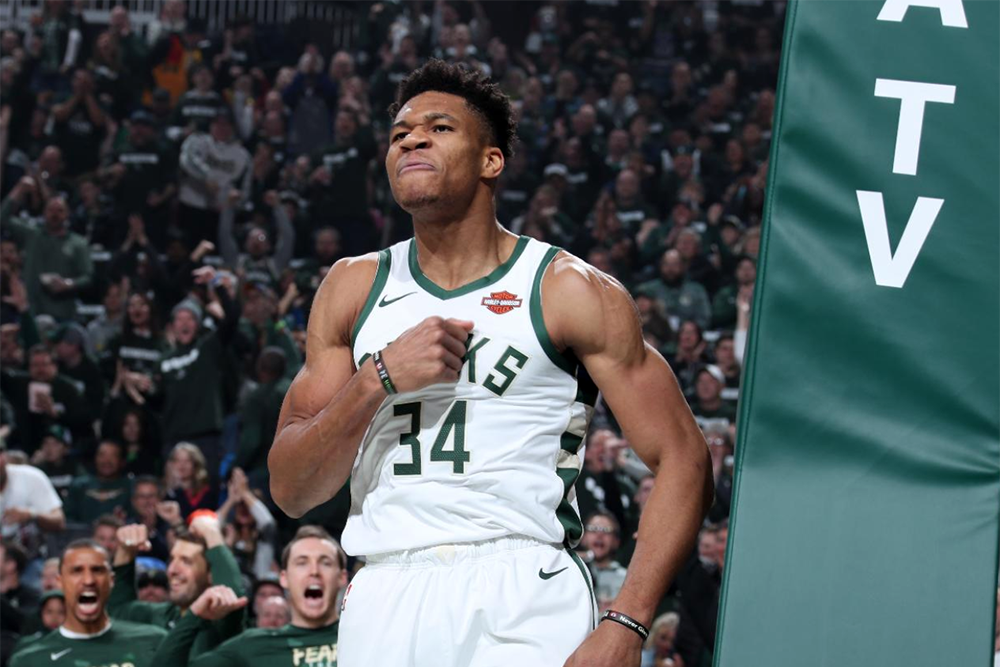 Giannis Antetokounmpo "nổi điên", Milwaukee Bucks oanh tạc đối thủ không thương tiếc