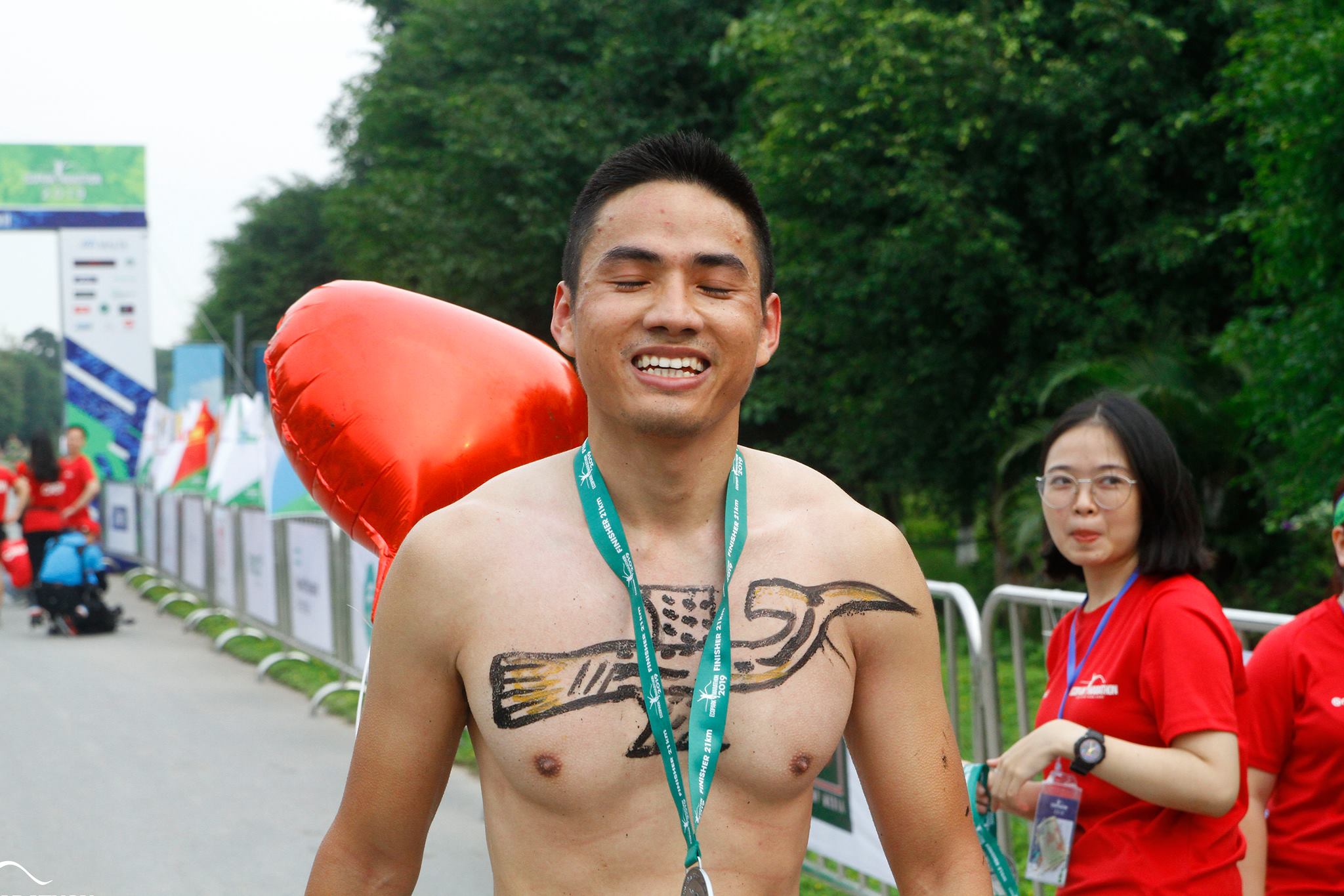 Những hình ảnh ‘cười té ghế’ và đốn tim của Ecopark Marathon 2019