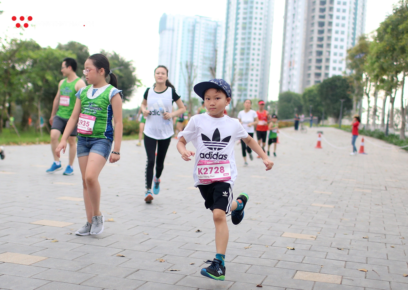 Những khoảnh khắc siêu đáng yêu của các runner nhí tại Ecopark Marathon 2019