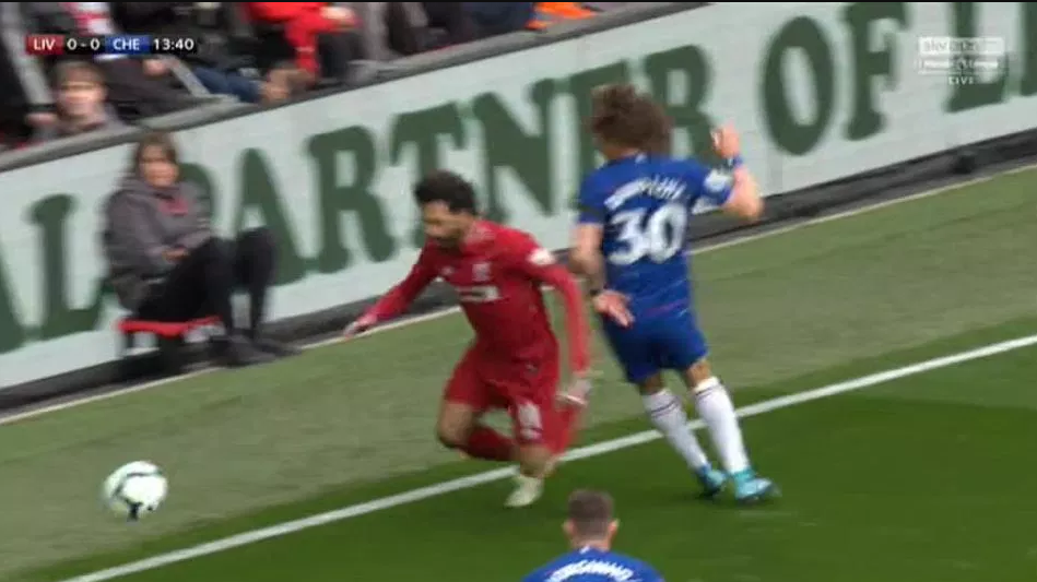 Salah lại bị chỉ trích vì ngã vờ để kiếm phạt đền khi gặp Chelsea