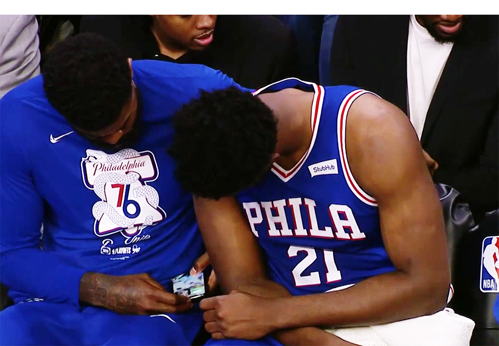 Bấm điện thoại ngay trong lúc đấu Playoffs, trung phong Philadelphia 76ers dính án phạt từ NBA
