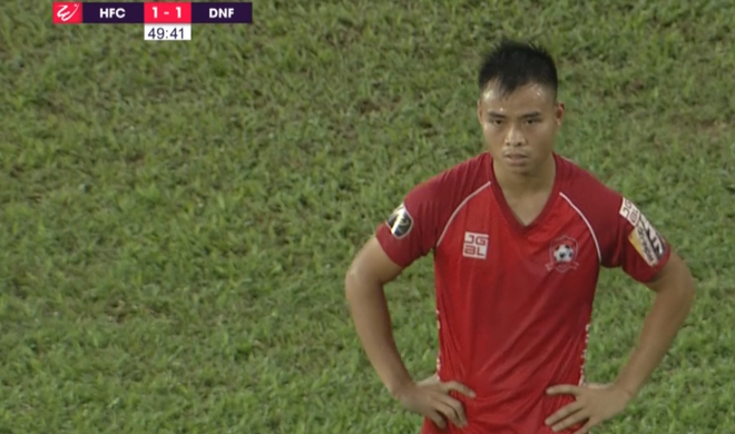 KỲ LẠ: Cầu thủ nhận 2 thẻ đỏ khi đối đầu đội bóng cũ ở V.League cùng… 1 trọng tài