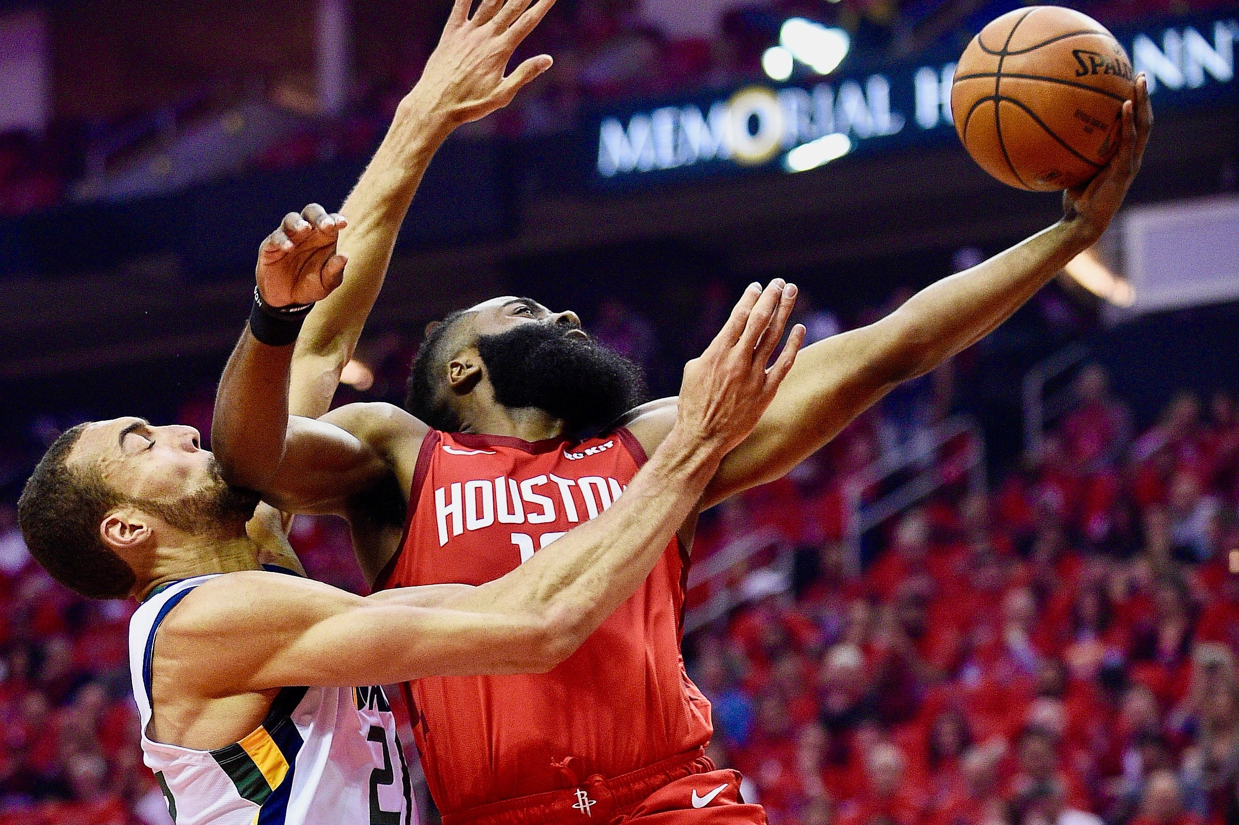 Ricky Rubio giải thích về tình huống phòng ngự James Harden gây bão tại Game 1