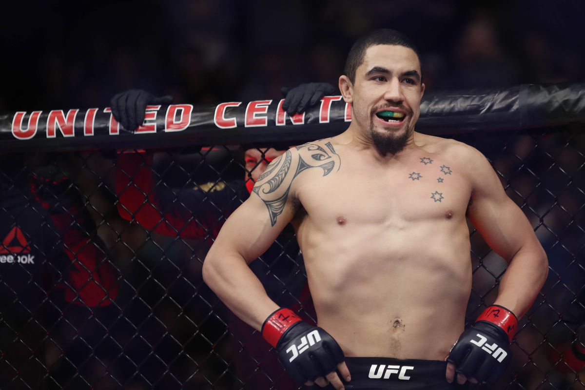 Robert Whittaker nhìn thấy kẽ hở trong lối chơi của Israel Adesanya trong trận đấu với Kelvin Gastelum