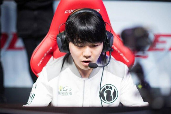 Rookie IG: SKT không còn là đội của Faker. Bây giờ họ mạnh như một tập thể. Rookie IG: SKT không còn là đội của Faker. Bây giờ họ mạnh như một tập thể.