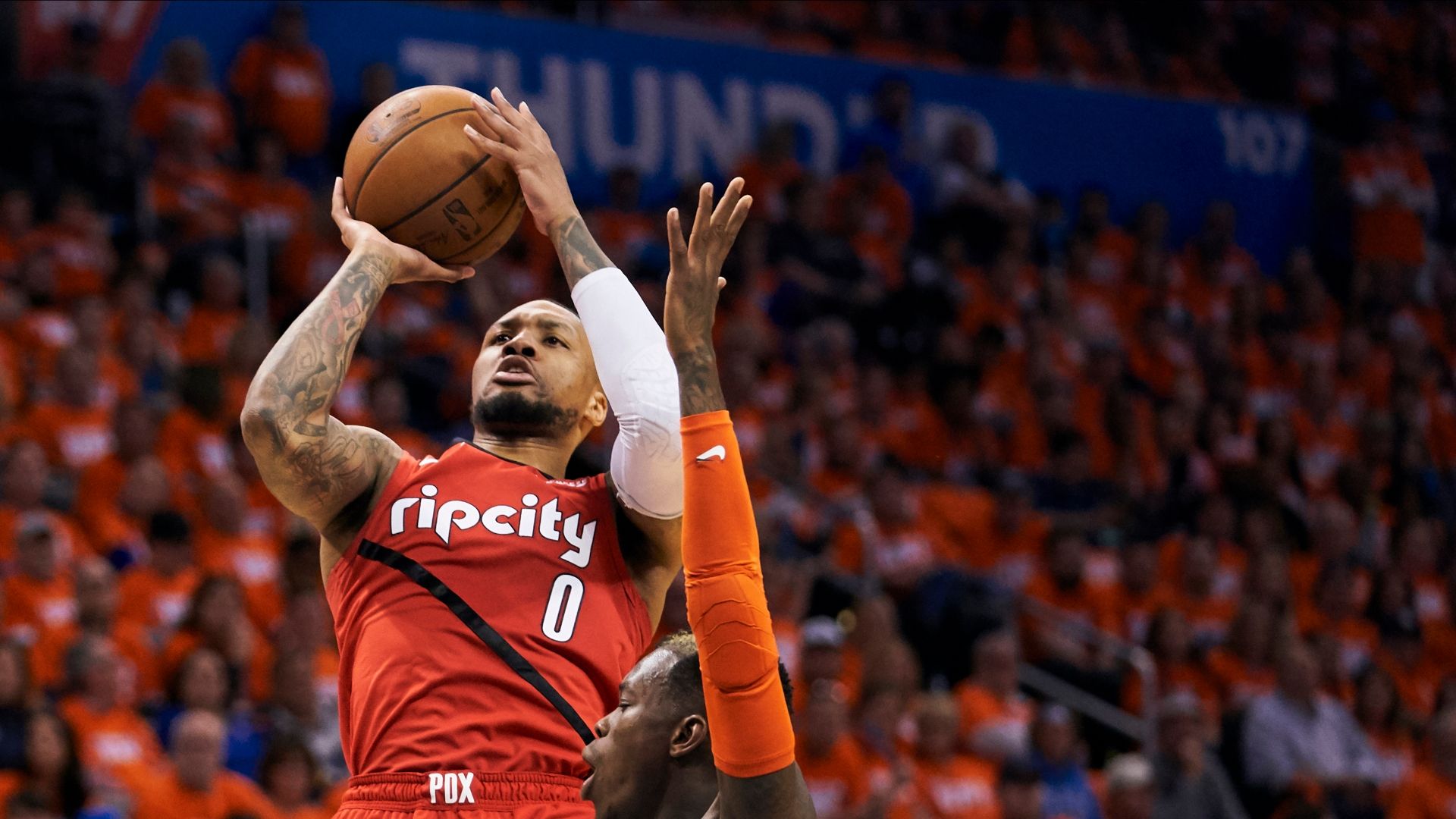 Damian Lillard tái hiện hình ảnh huyền thoại Allen Iverson tại NBA Playoffs 2019 sau 18 năm