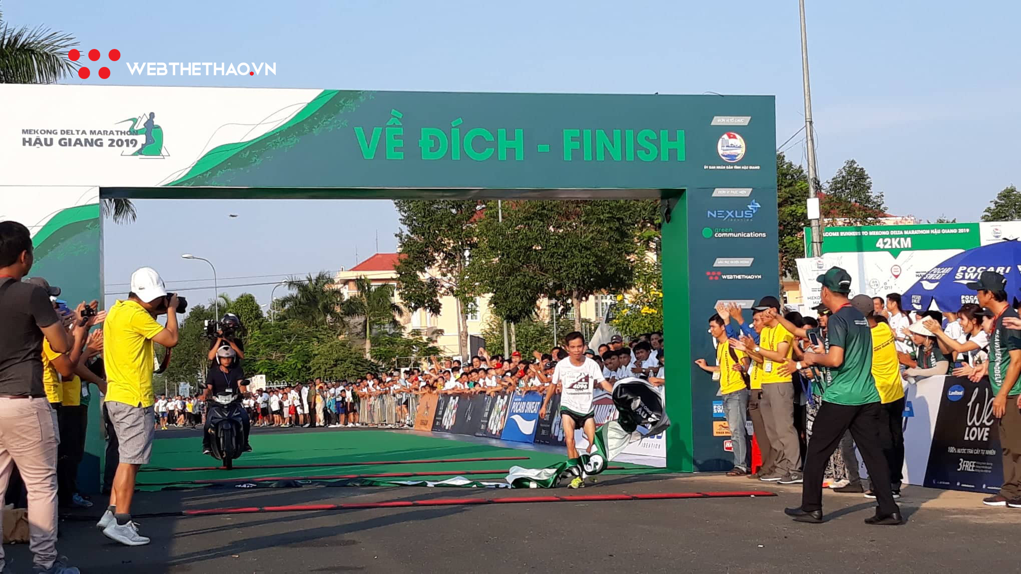 TRỰC TIẾP Mekong Delta Marathon 2019: Lê Tấn Hi kiệt sức rút đích, vô địch 42km ấn tượng