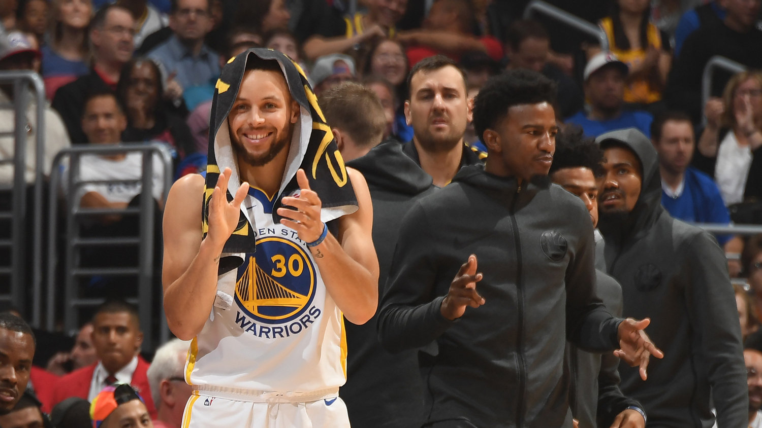 HLV Steve Kerr nói gì về màn trình diễn "ném gạch xây thành" của Stephen Curry?