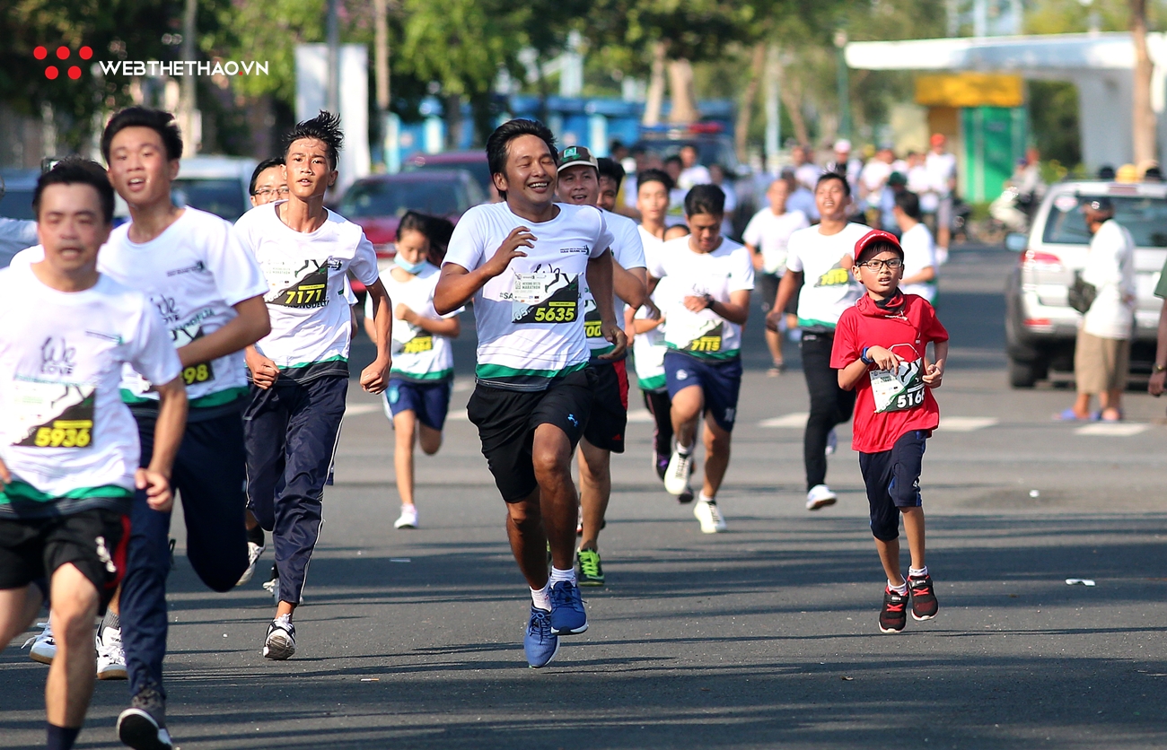 Những runner nhí hiên ngang sải bước giữa cái nắng 37 độ C tại Mekong Delta Marathon 2019