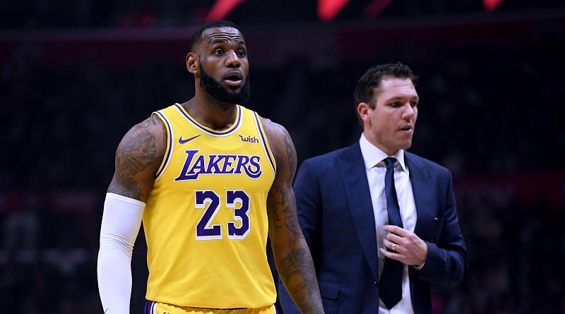 Hậu chia tay LeBron James, HLV Luke Walton dính vào vụ bê bối tình dục
