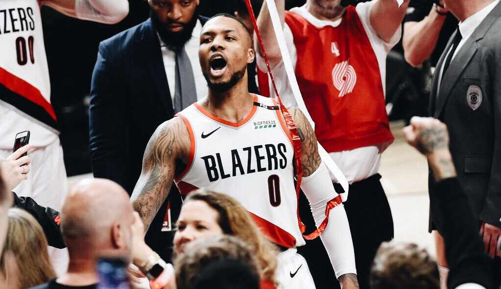 Paul George gục ngã với cú ném giữa sân của Damian Lillard sát thương còn cao hơn cả tia UV ngoài trời