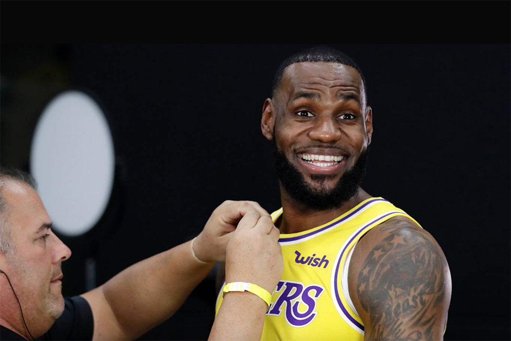 Rớt khỏi NBA Playoffs lần đầu tiên sau 14 năm, nhưng LeBron James vẫn "đánh bại" Stephen Curry