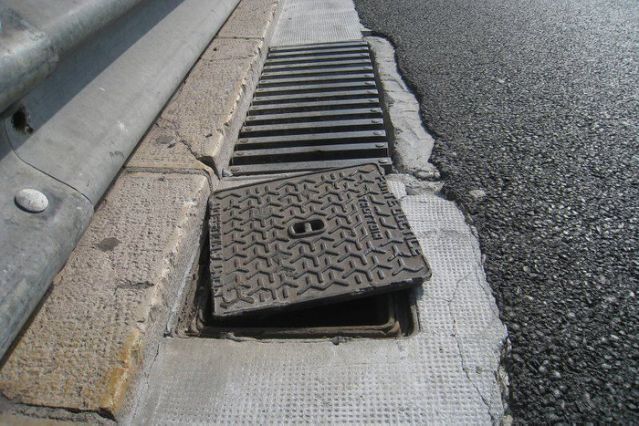 Nắp cống thoát nước: Mối nguy ẩn mình cho xe đua Thể Thức 1