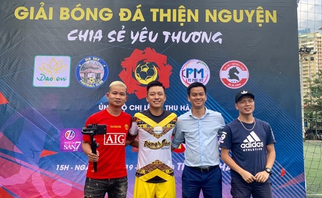 Tuấn Hưng cùng 4 đội bóng phủi quyên góp gần 100 triệu ủng hộ nữ lao công vụ “xe điên”