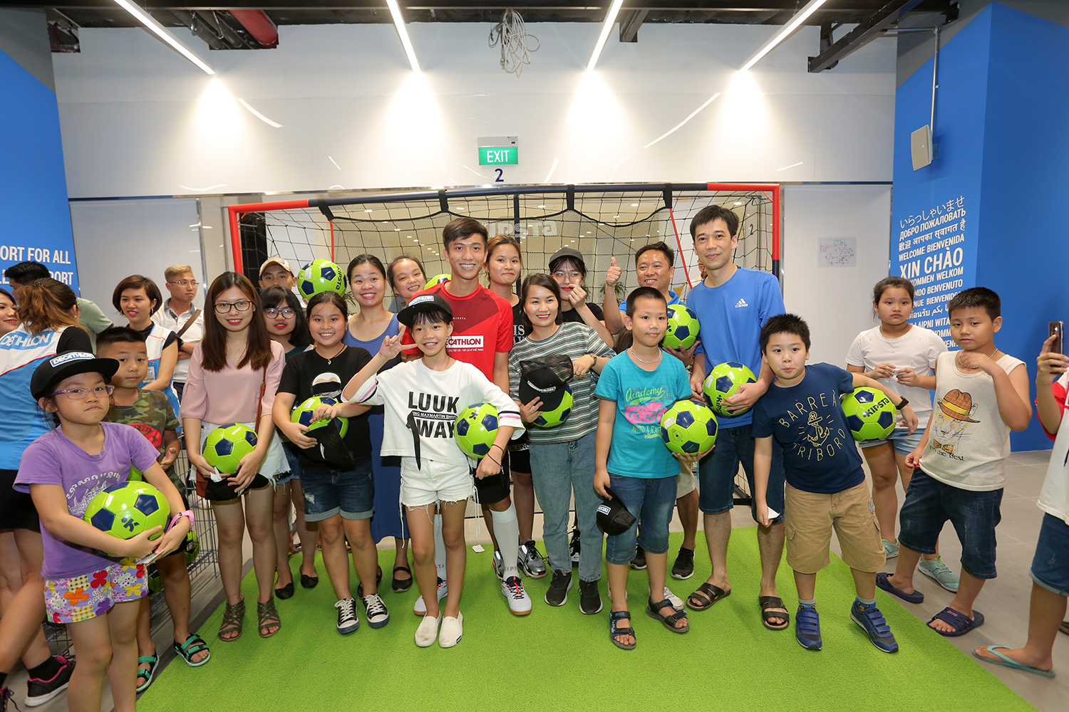 Tuyển thủ Phan Văn Đức ‘hút fan’ ngày Decathlon Hà Nội khai trương cửa hàng đầu tiên