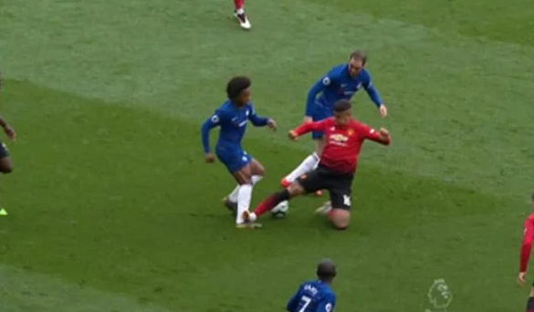 Cộng đồng mạng giận dữ vì Rojo may mắn thoát thẻ đỏ dù đạp thẳng vào chân Willian