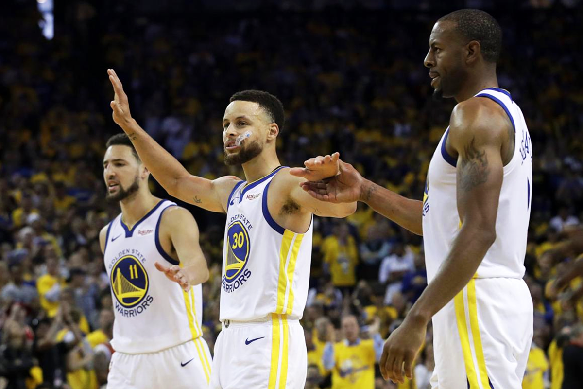 Trong trận đấu đậm chất drama, Stephen Curry tung ra quả 3 điểm cực gắt để mang về chiến thắng