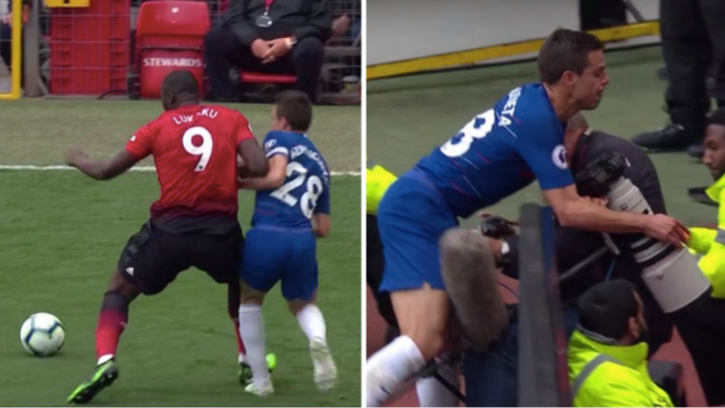 Azpilicueta nói gì về tình huống bị Lukaku đẩy bay ra đường biên?