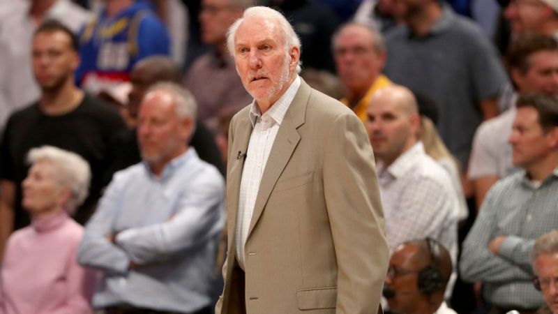 Bất chấp thất bại trước Denver Nuggets, HLV Popovich vẫn được Spurs gia hạn hợp đồng