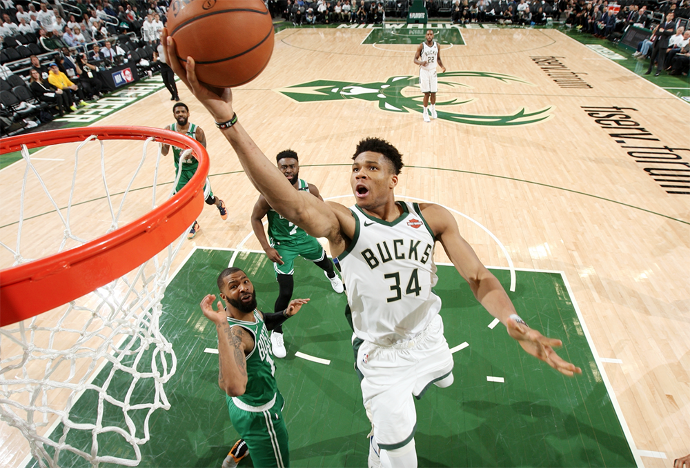 Cảm thấy chưa đủ bá đạo, Giannis Antetokounmpo giờ còn ném 3 rồi ăn mừng như Stephen Curry?