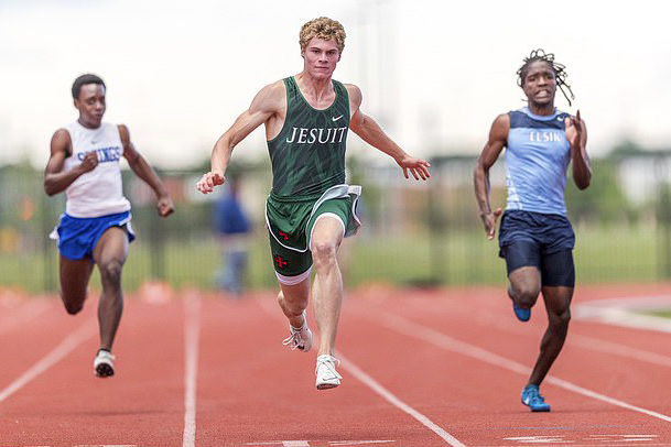Chàng sinh viên 18 tuổi ‘Tia chớp trắng’ chạy 100m gần nhanh bằng Usain Bolt
