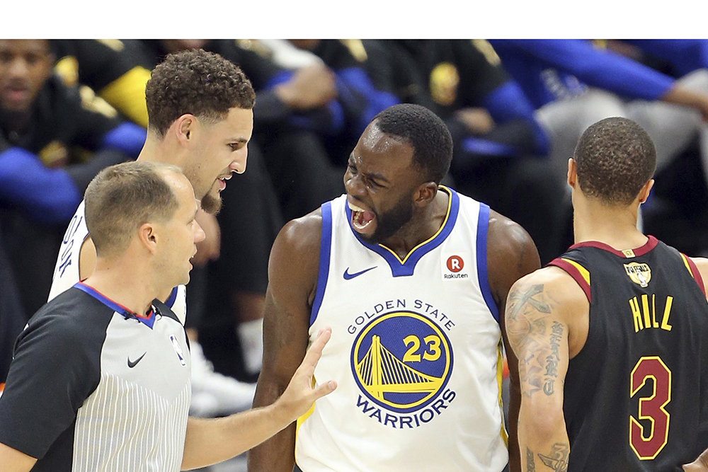 Cuộc chiến giữa cầu thủ, HLV và các trọng tài NBA đang dần ra khỏi tầm kiểm soát