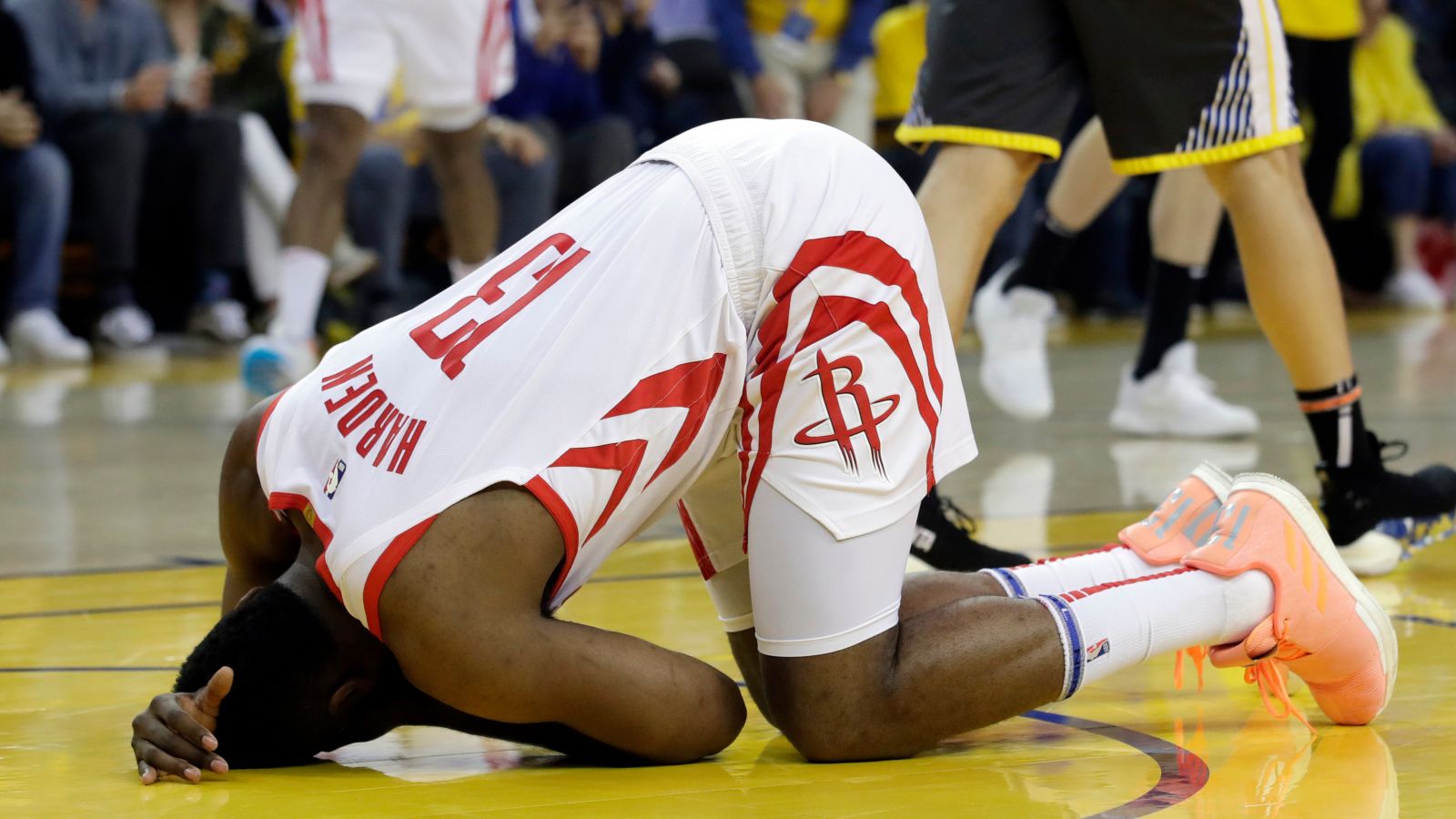 Curry trật ngón tay, Harden bị chọt mắt, Durant vẫn tỉnh táo gánh team giữa dòng đời vạn biến