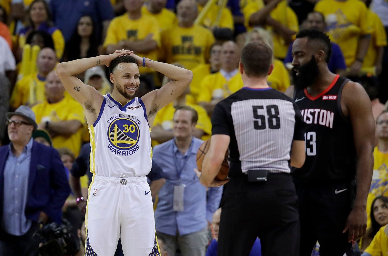 Trong khi Harden than vãn về trọng tài, đây là cách Stephen Curry đối mặt với vấn đề