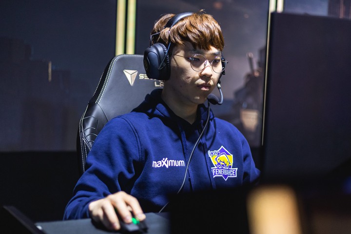 Ruin FB: Zeros chơi rất năng nổ. Tôi chưa bao giờ thấy một người chơi nào chơi như vậy Ruin FB: Zeros chơi rất năng nổ. Tôi chưa bao giờ thấy một người chơi nào chơi như vậy