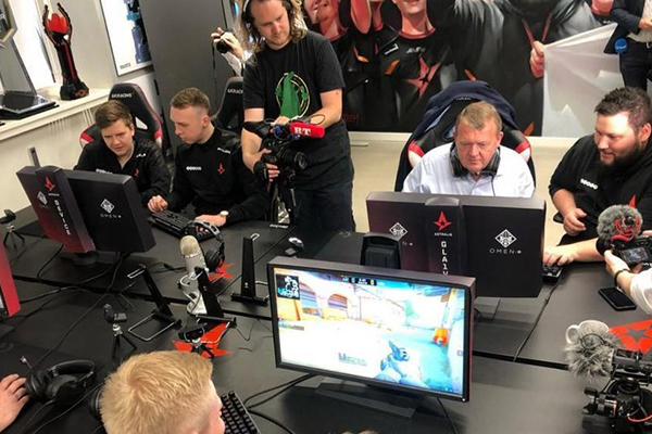 Thủ tướng Đan Mạch Lars Løkke Rasmussen cùng các tuyển thủ eSport Astralis chơi CS:GO Thủ tướng Đan Mạch Lars Løkke Rasmussen cùng các tuyển thủ eSport Astralis chơi CS:GO