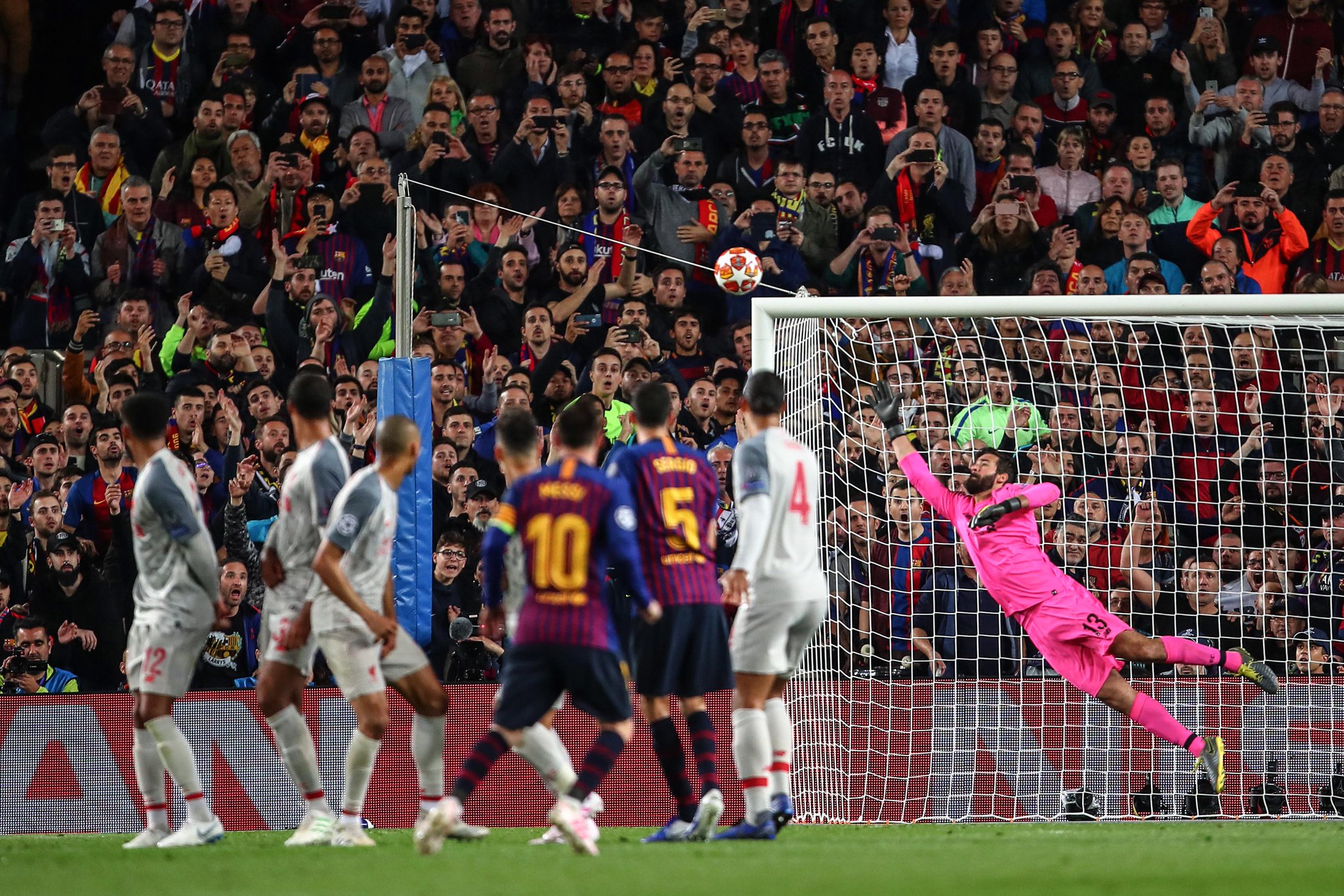 Cú đá phạt của Messi vào lưới Liverpool xem còn phê hơn qua góc nhìn trên khán đài